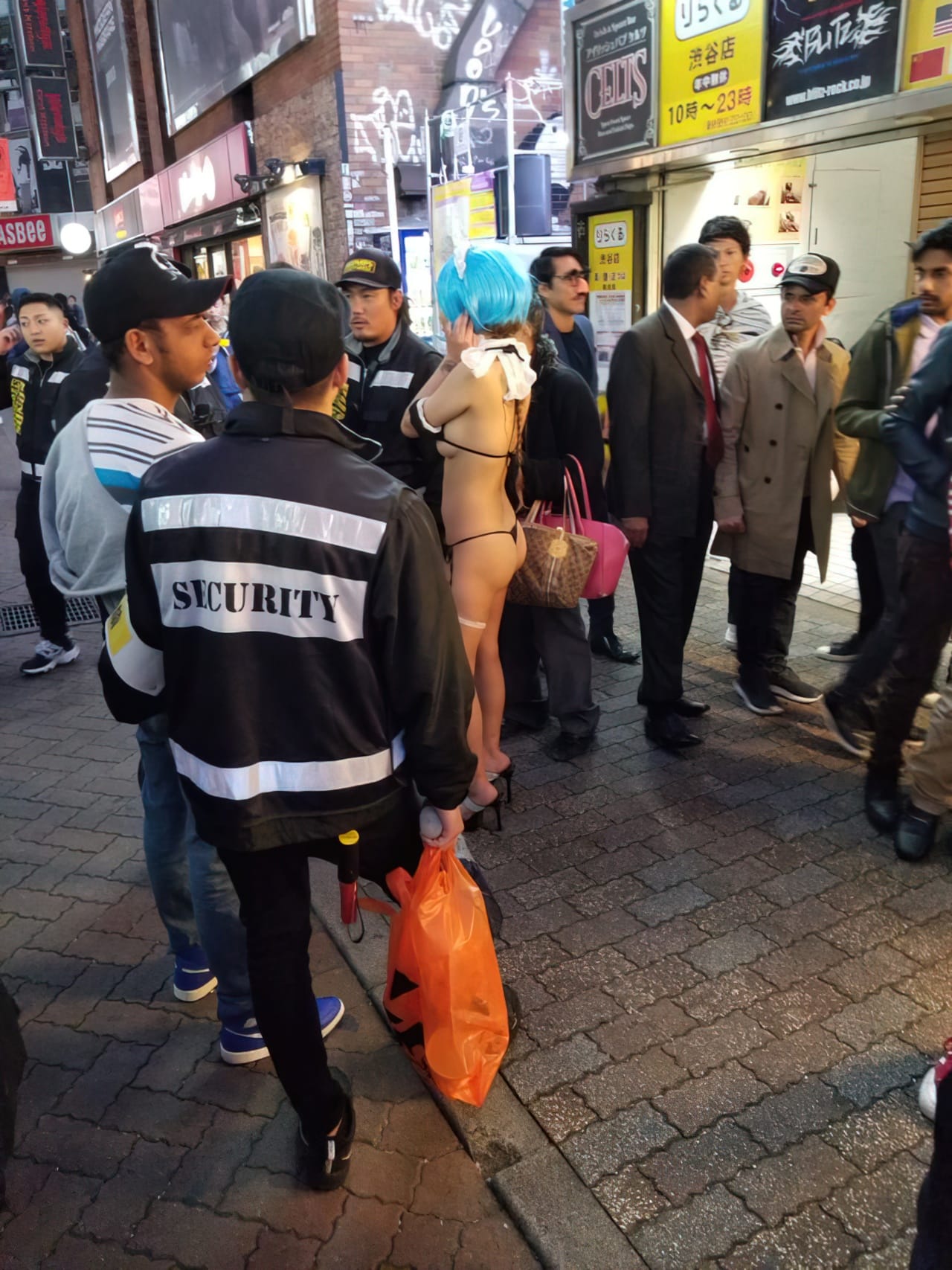 El Halloween en Shibuya se salio de control con sexis disfraces y mucha ropa interior 8 ind El Halloween en Shibuya se salio de control con sexis disfraces y mucha ropa interior